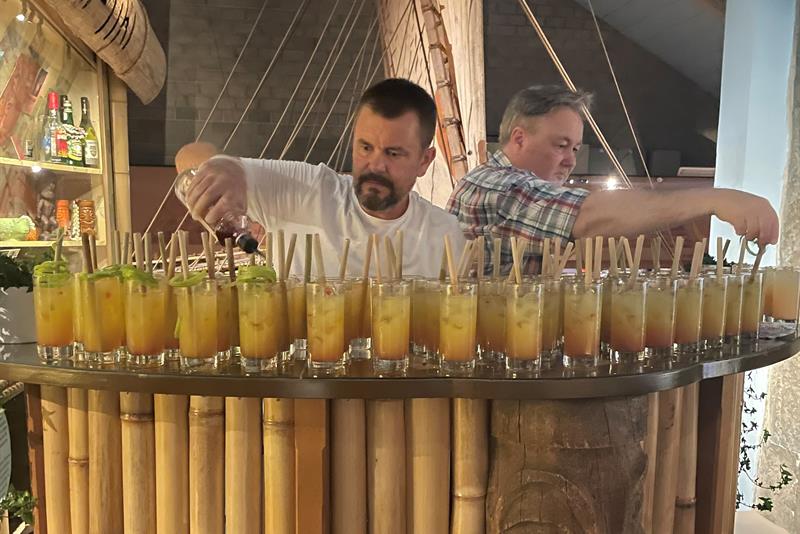 Servering av drikken «Kon-Tiki Landing».