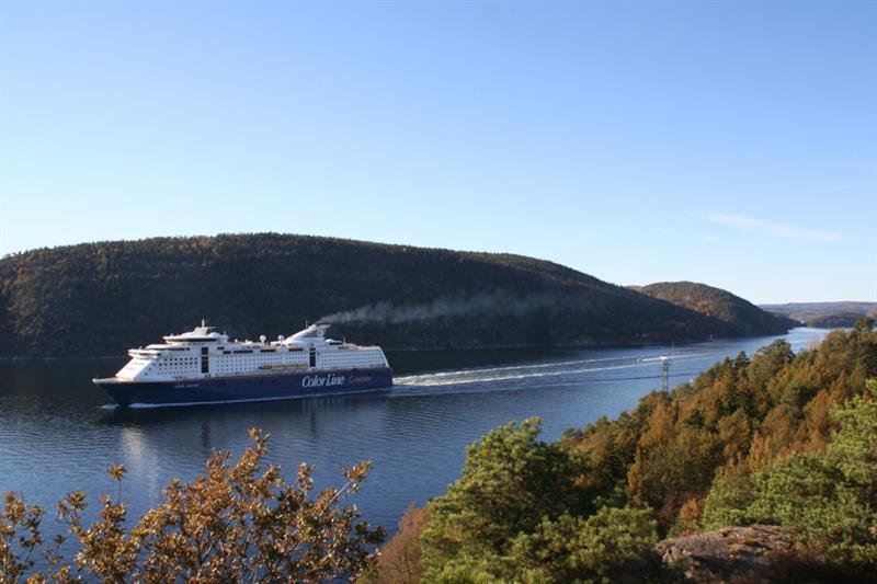 Skipet seiler gjennom fjorden.