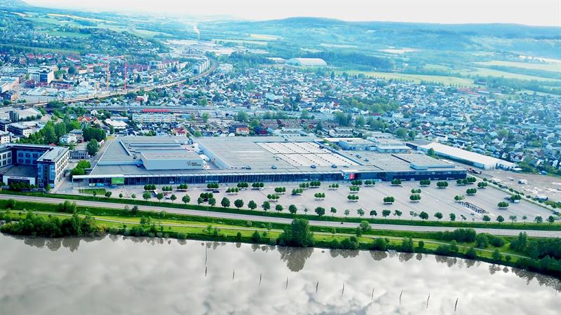 Dronebilde av NOVA Spektrum med det omkringliggende landskapet og veien.