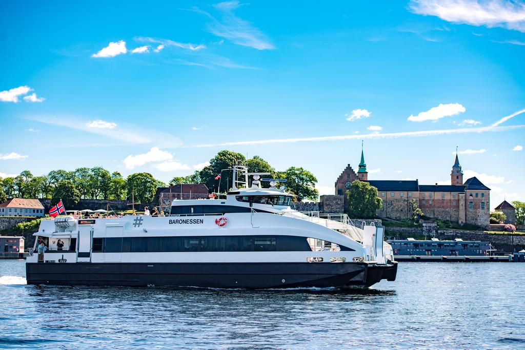 Båten «Baronessen» foran Akershus festning