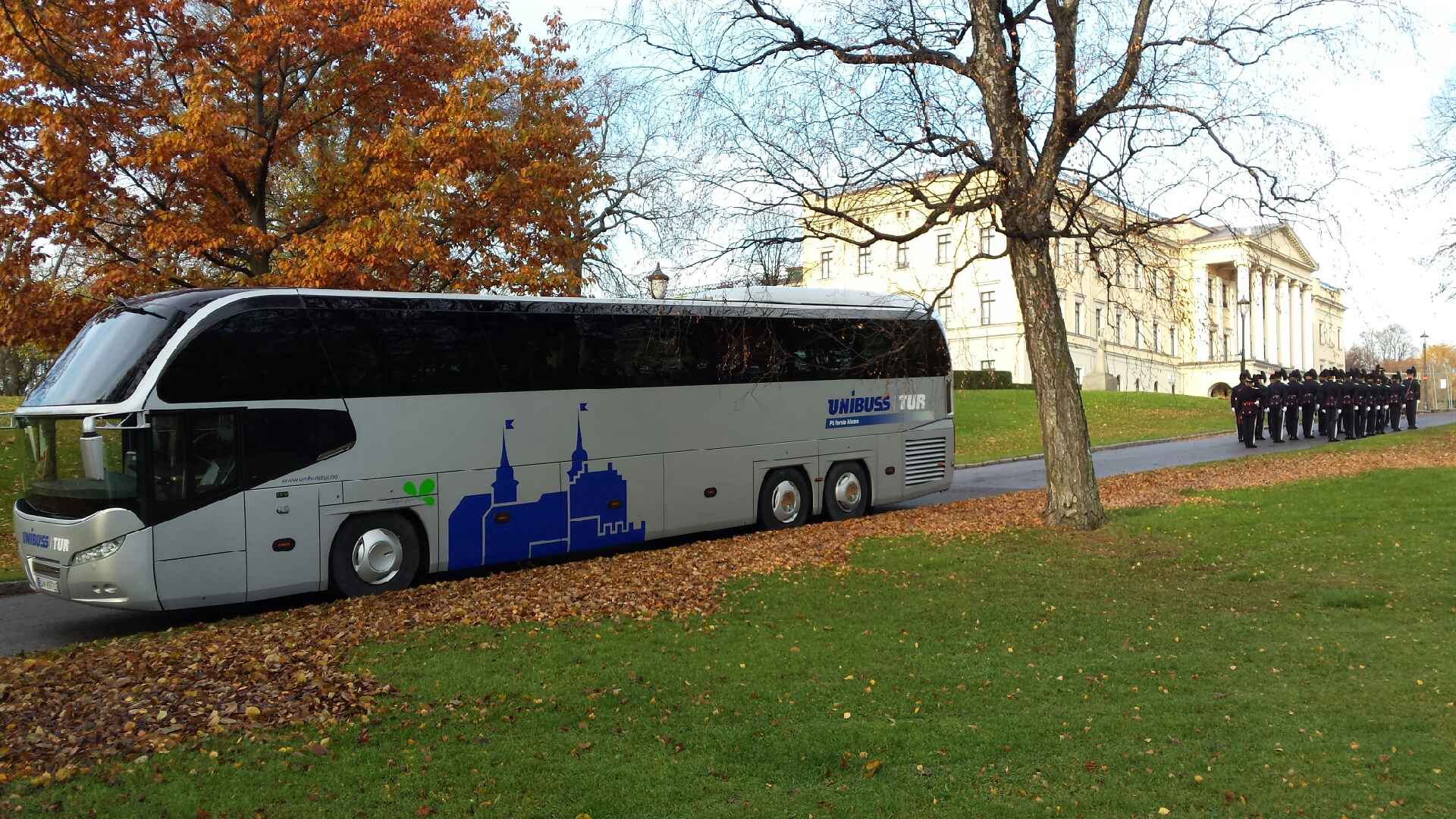buss med slottet i bakgrunnen