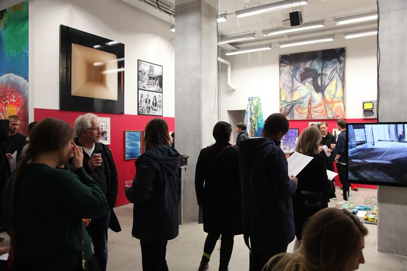 Folk inne i Kunsthall Oslo