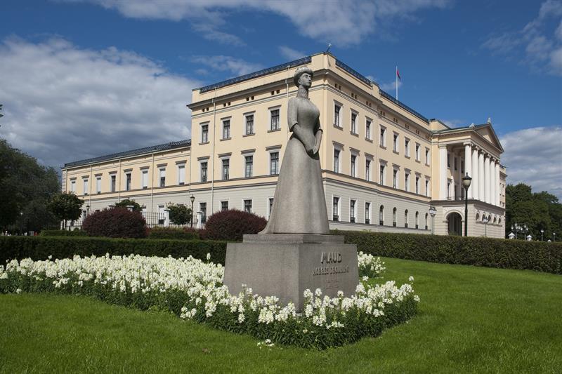 Slottet bak en skulptur av dronning Maud.