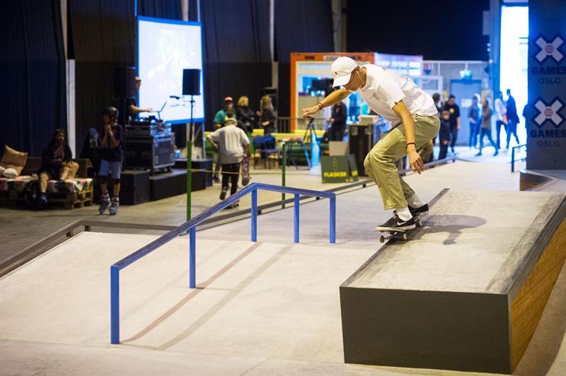 en mann på en rampe med et skateboard 