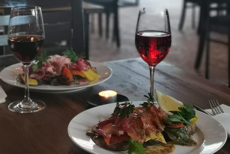 Et innbydende bord med mat og vin