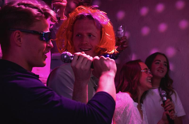 folk som synger karaoke