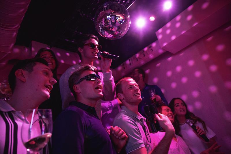 folk som synger karaoke