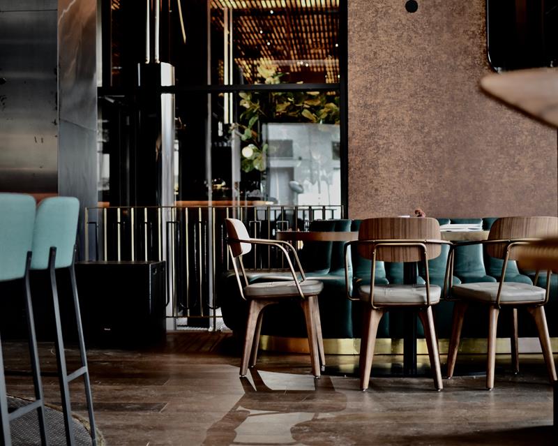 Sitteplasser ved inngangen til Hub Bar