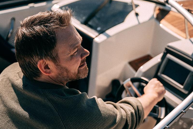 En mann som kjører en motorbåt