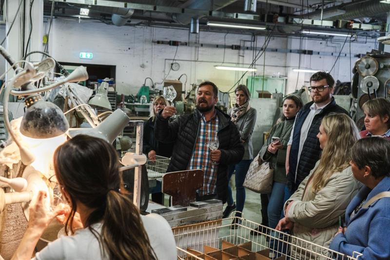 Omvisning i gruppe på Hadeland Glassverk