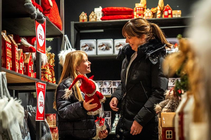En kvinne og en liten jente på julemarkedet