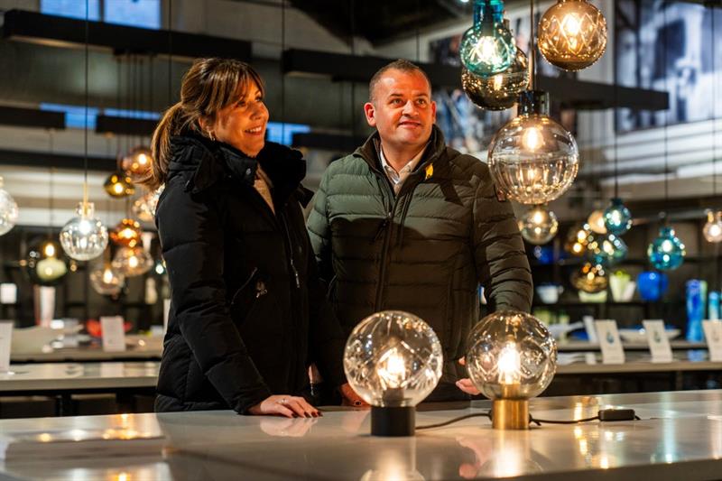 En mann og en kvinne som ser på glasskuler