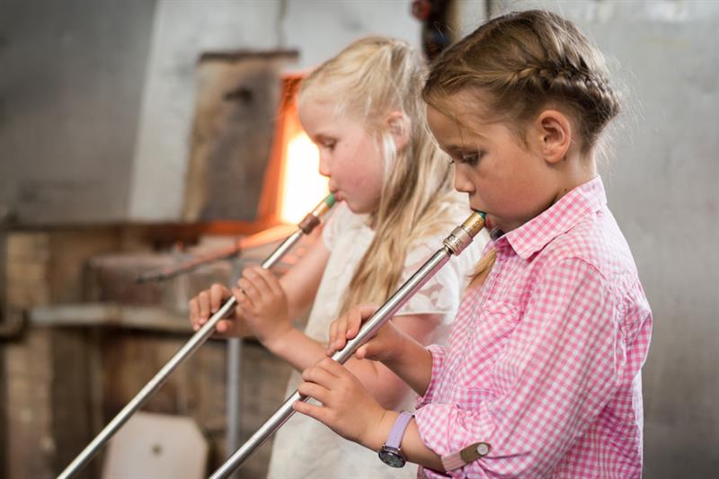 To barn som blåser glass.