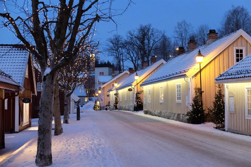 En gate med trehus om vinteren.