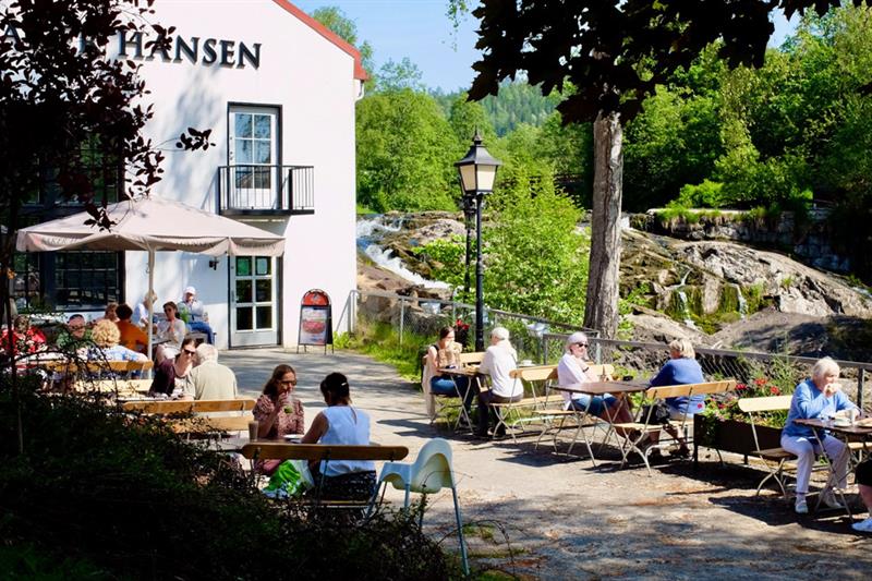Uteservering ved et bakeri, i naturskjønne omgivelser.