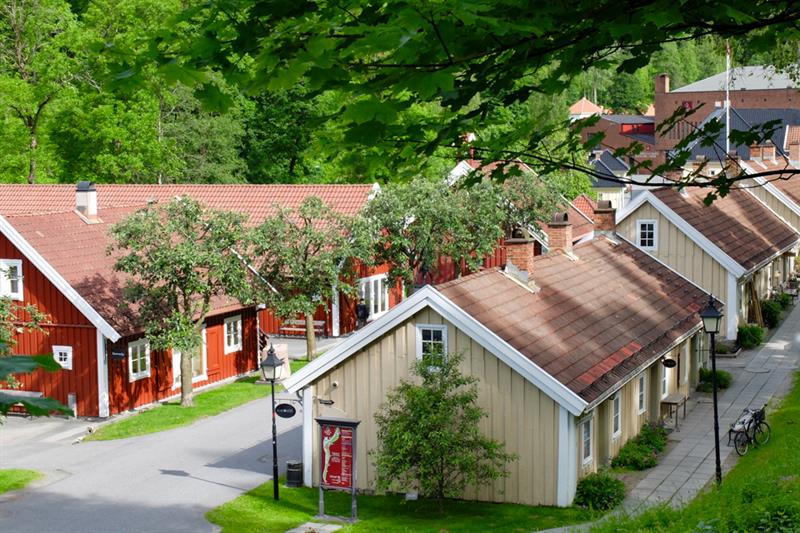En rekke trehus og grønne omgivelser. Sett ovenfra.