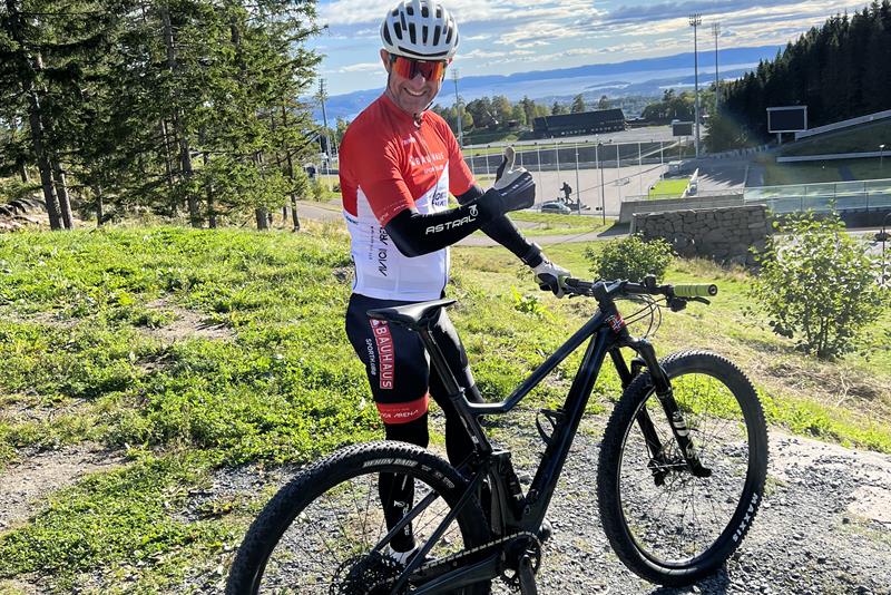 Mann med terrengsykkel på Holmenkollen