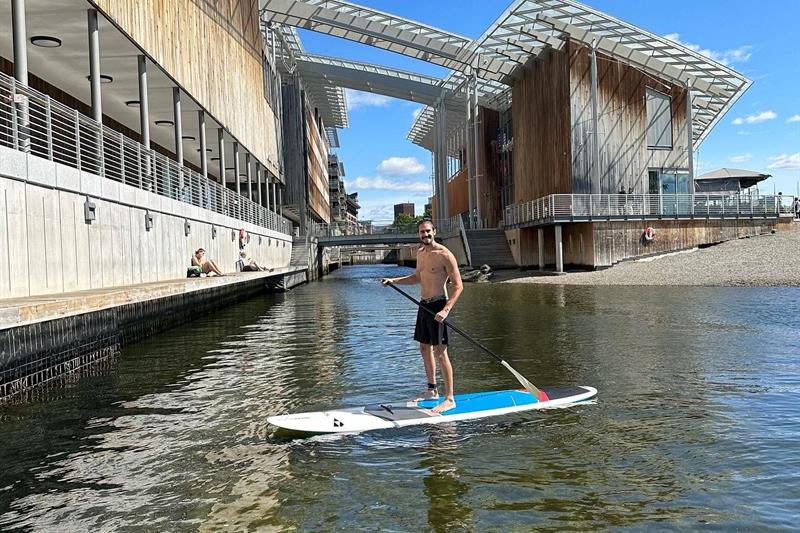 En mann som står på et SUP-brett