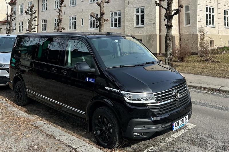 Bil parkert på gaten