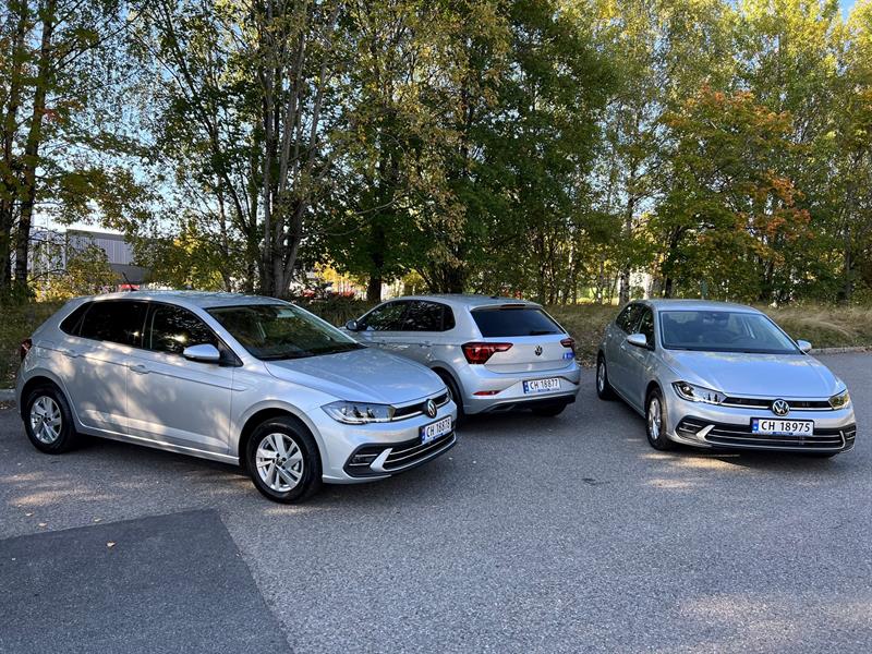 Tre parkerte biler med trær i bakgrunnen