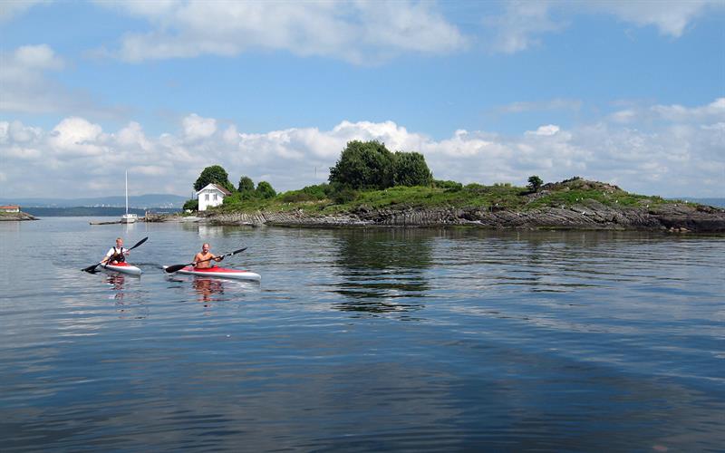 To personer som padler på vannet.