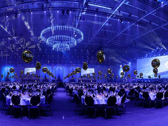 Middagsfest på Telenor Arena, Norges største flerbruksarena.