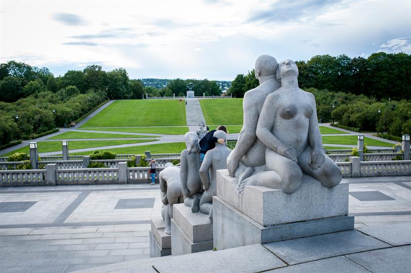 statuene rundt monolitten