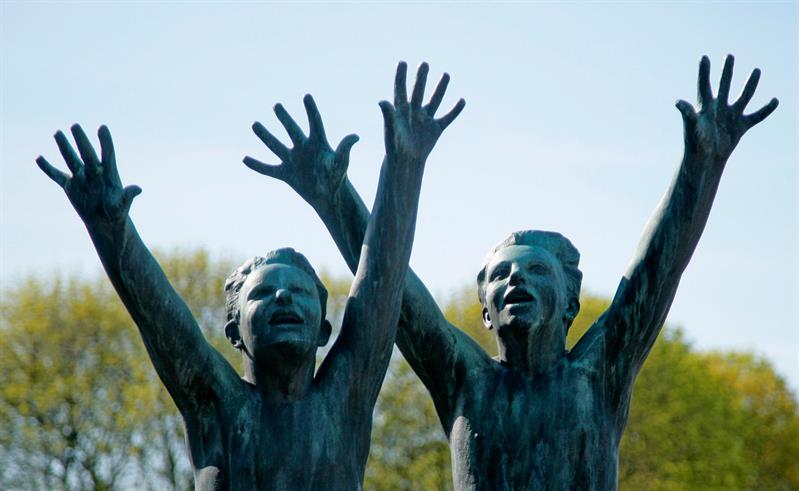 statue av to unge gutter