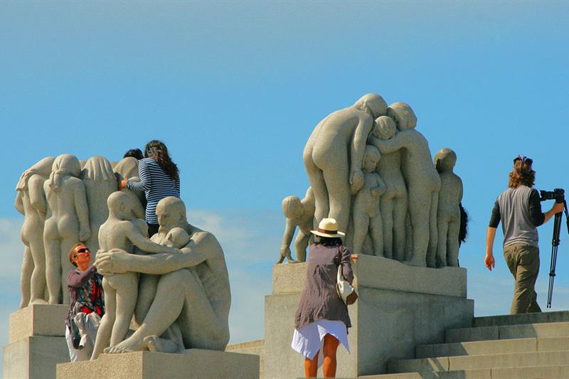 folk som tar bilder med statuene