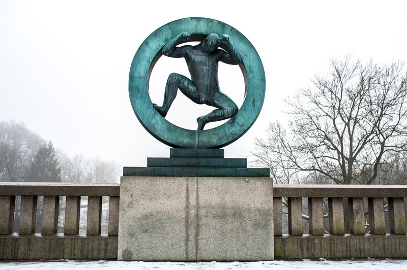 statue av en voksen mann