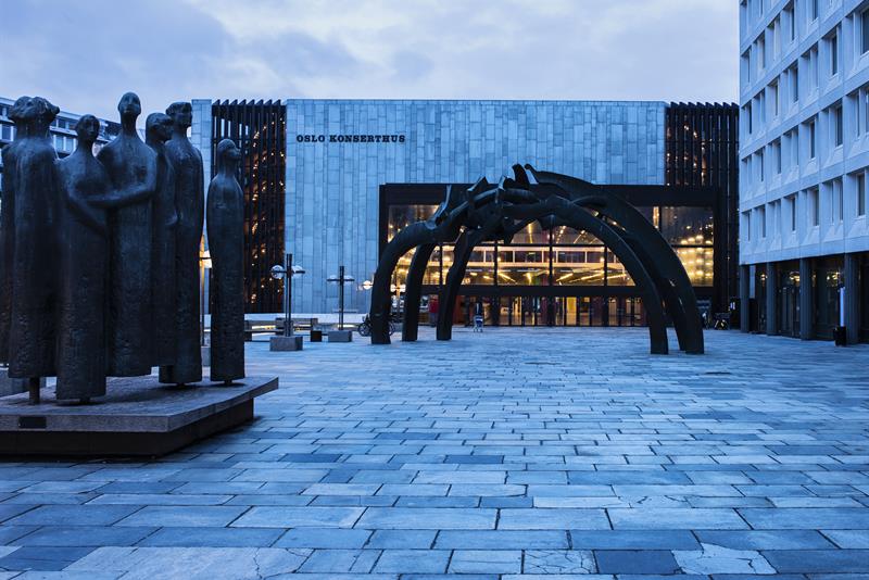 fasaden og skulpturene utenfor Oslo Konserthus