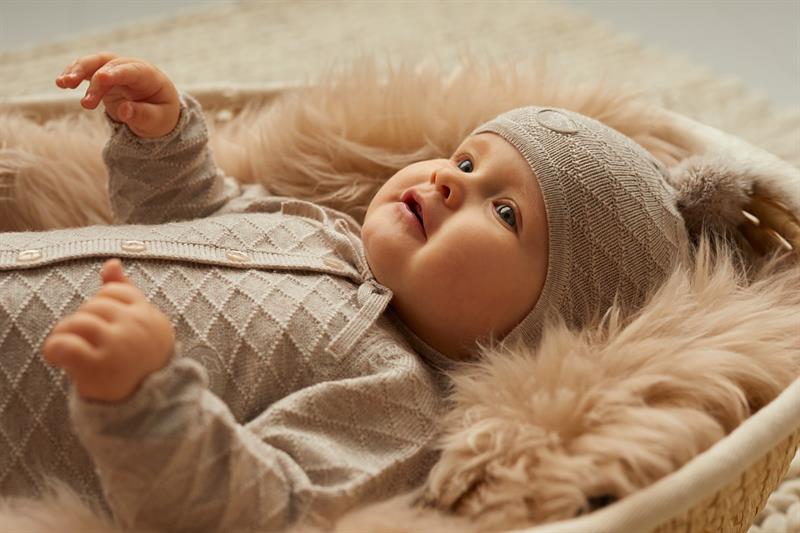 Baby kledd i ull.