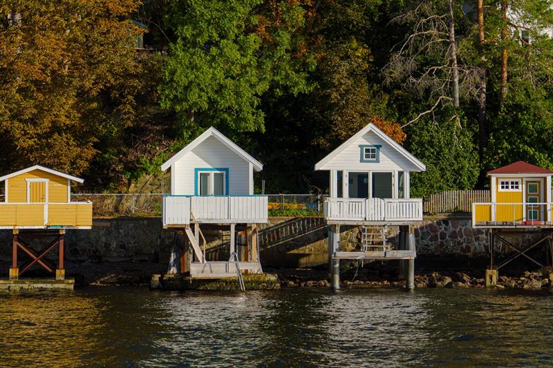 Small bathing huts by the fjord