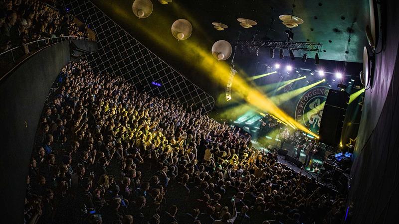 Vidvinkelbilde av publikum under en konsert