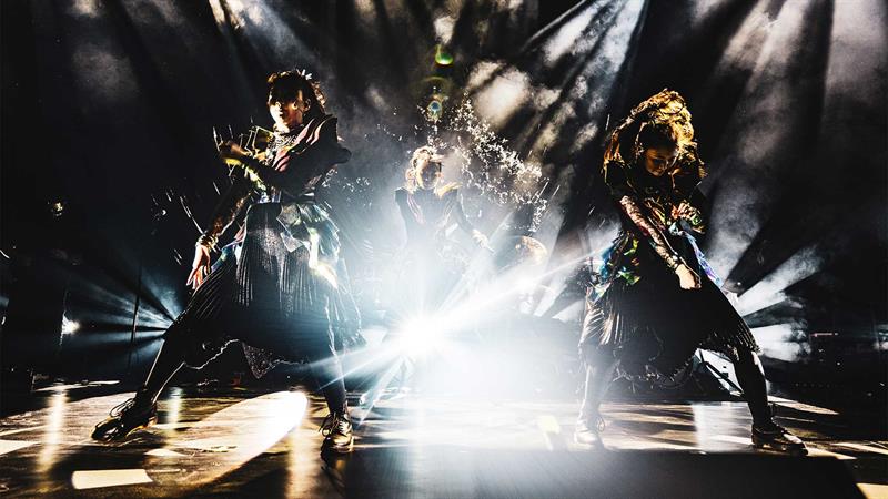 Babymetal på scenen under konsert
