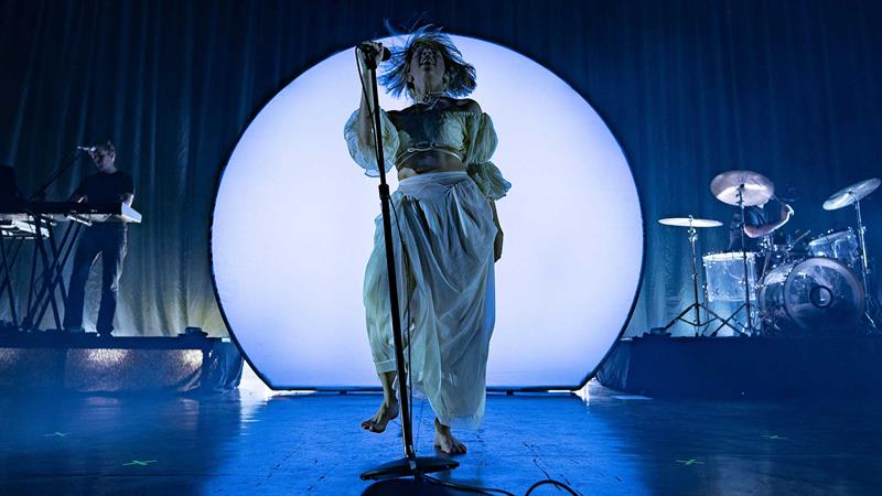 Aurora på scenen under en konsert