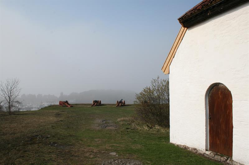 Hvite hus og kanoner.