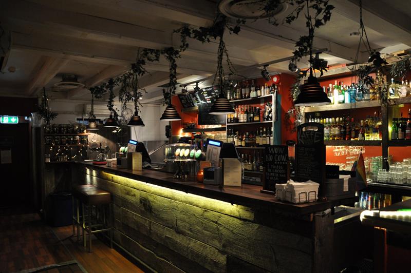 Cocktailbar om kvelden.