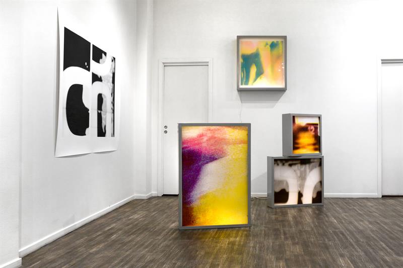 Bilder på veggene og kunstinstallasjoner på gulvet.