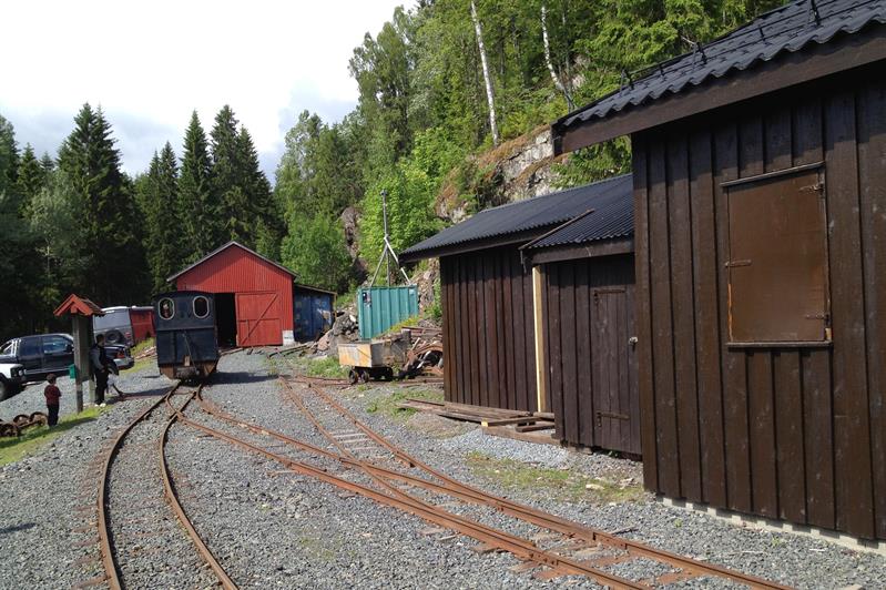 Jernbanespor, tog og trebygninger.