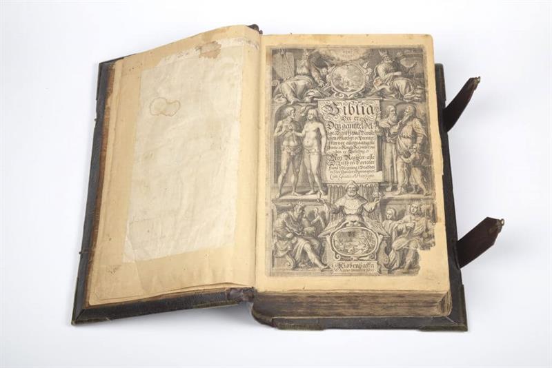 En åpen bibel.