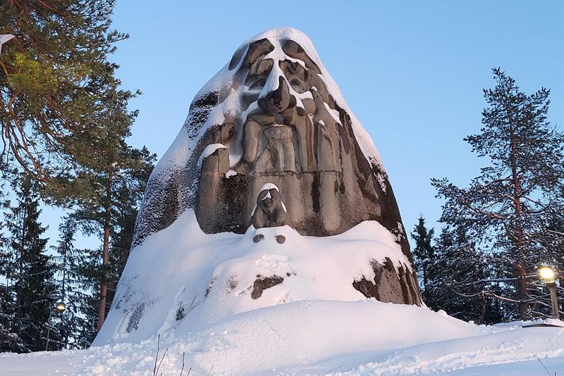 Trollstatue dekket av snø
