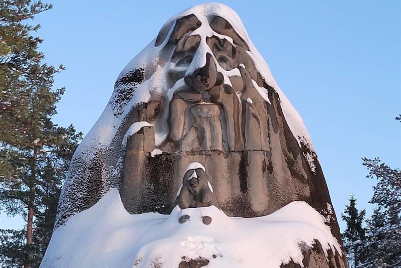 Trollstatue dekket av snø