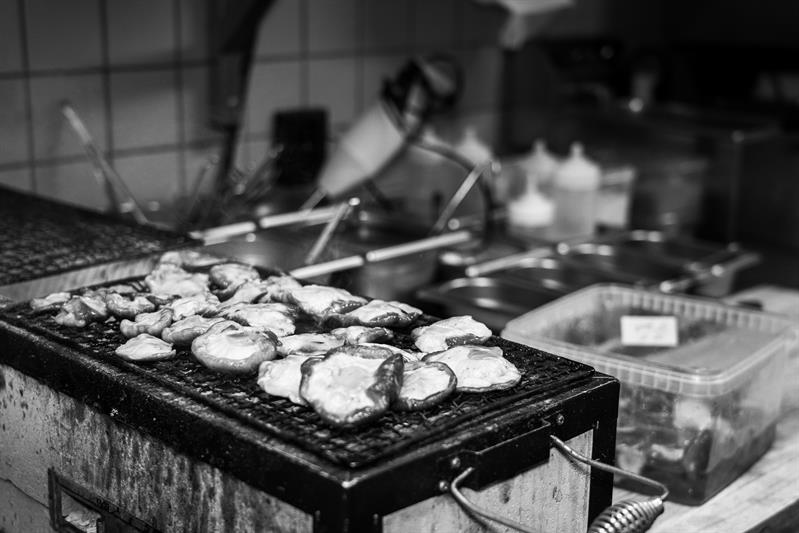 Svart-hvitt-bilde av mat på grillen