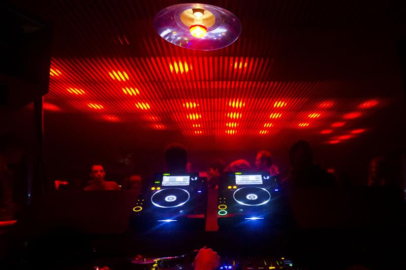 Dansegulvet sett fra DJ-pulten.