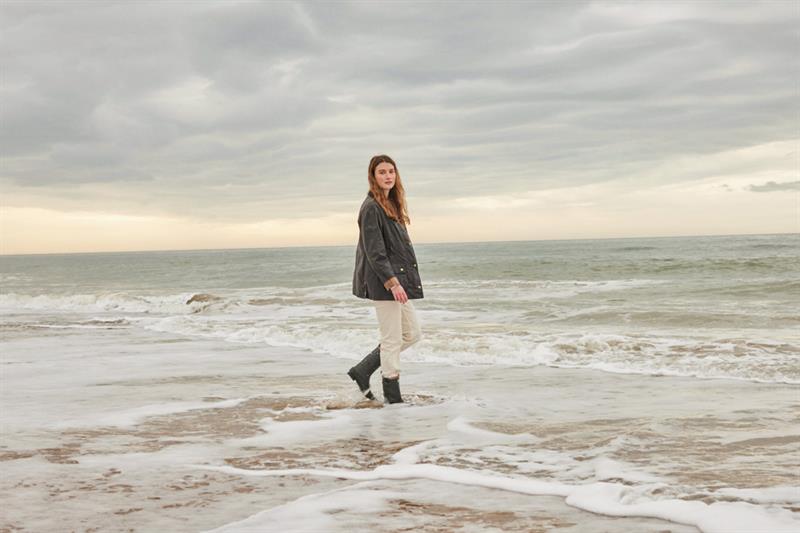 En jente som går på stranden