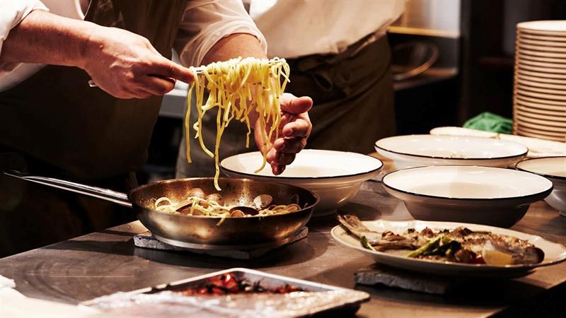 Kokken lager en pastarett
