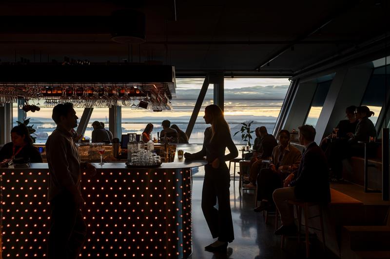 Folk i en bar med store panoramavinduer ut mot Oslofjorden