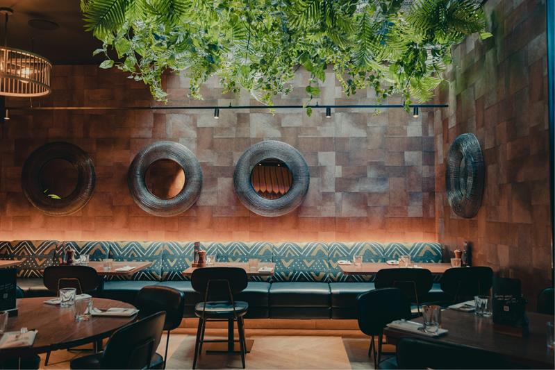 Restauranten, varme toner, grønne planter som henger fra taket