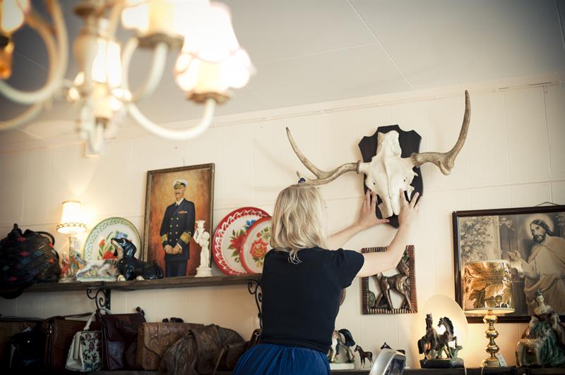 Diverse gamle bilder, tallerkener og nipsgjenstander.